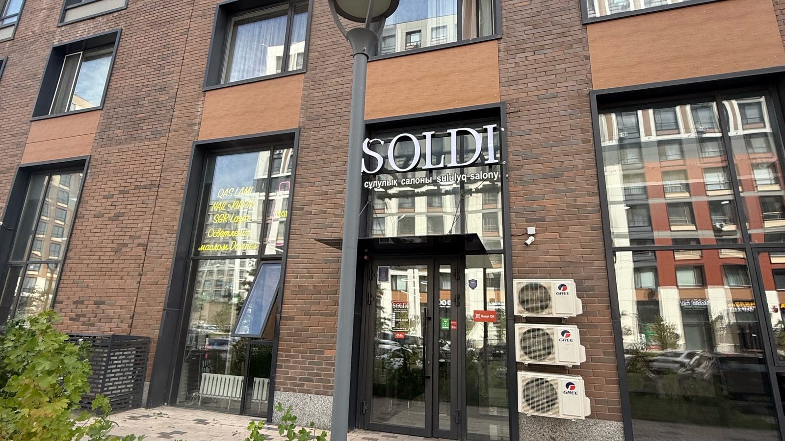 Здание салона Soldi, вход
